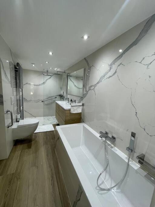 Chalet Kelly, Centre Ville / Jacuzzi / Sauna 제라르메르 외부 사진